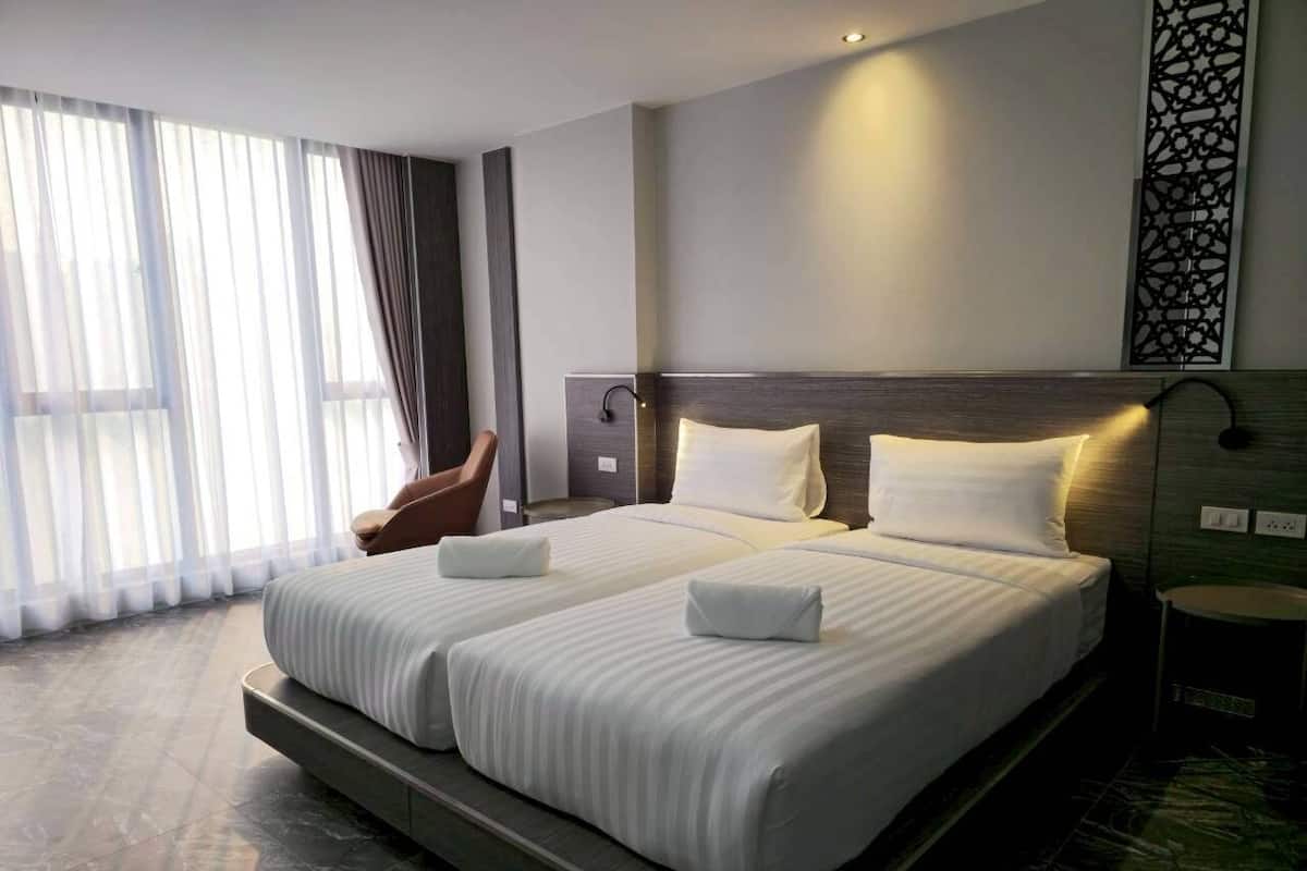 Deluxe Twin Room, River View | Desk, free WiFi