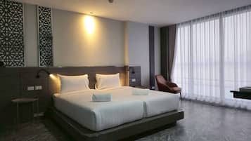 Habitación Deluxe con 2 camas individuales, vistas a la piscina | Escritorio y wifi gratis