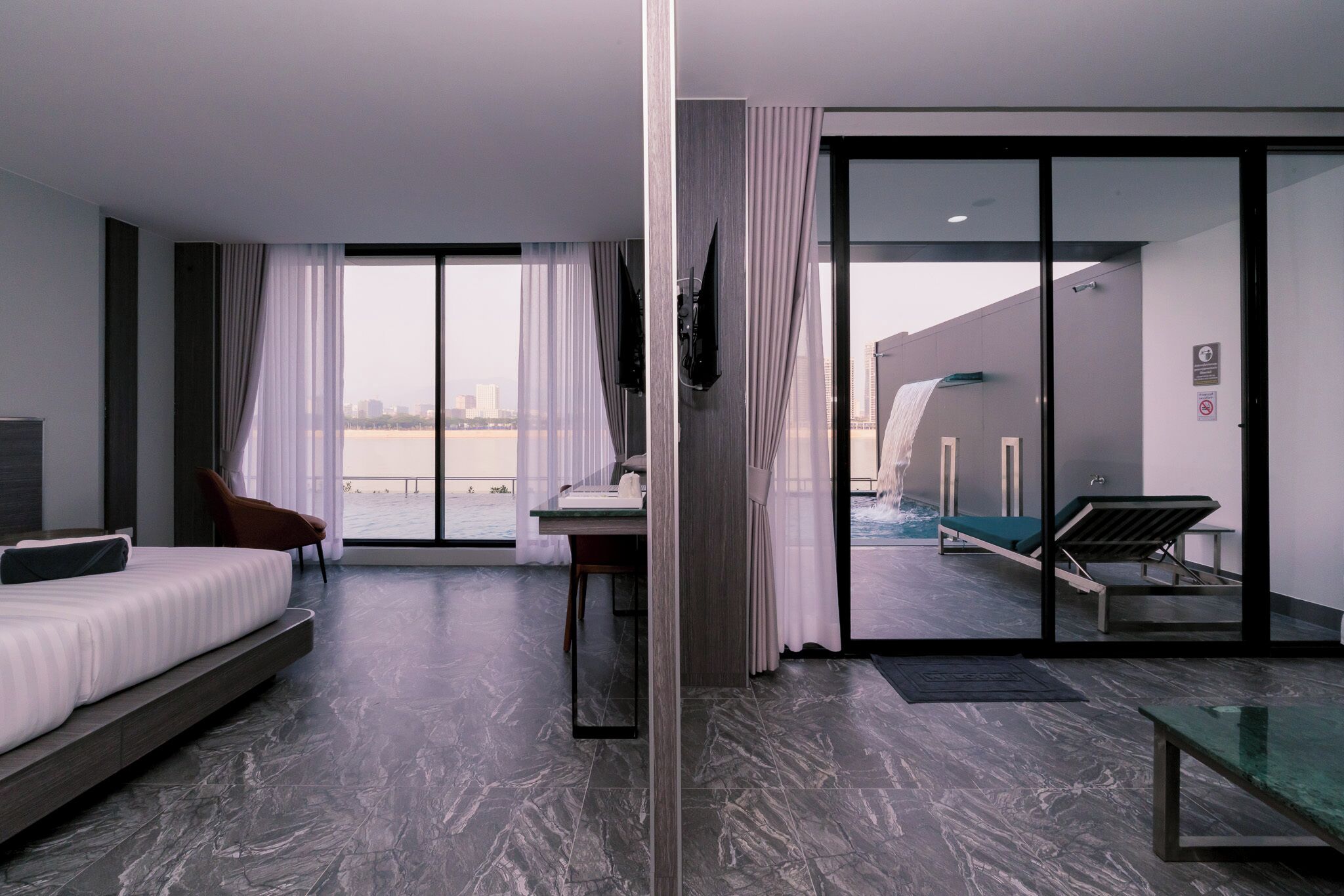 Habitación Deluxe con 2 camas individuales, vista a la alberca | Escritorio y wifi gratis 