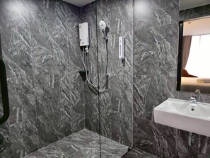 Habitación Deluxe doble, vistas a la piscina | Baño | Ducha, secador de pelo, toallas y jabón