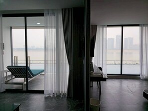 Habitación Deluxe con 2 camas individuales, vistas a la piscina | Interior