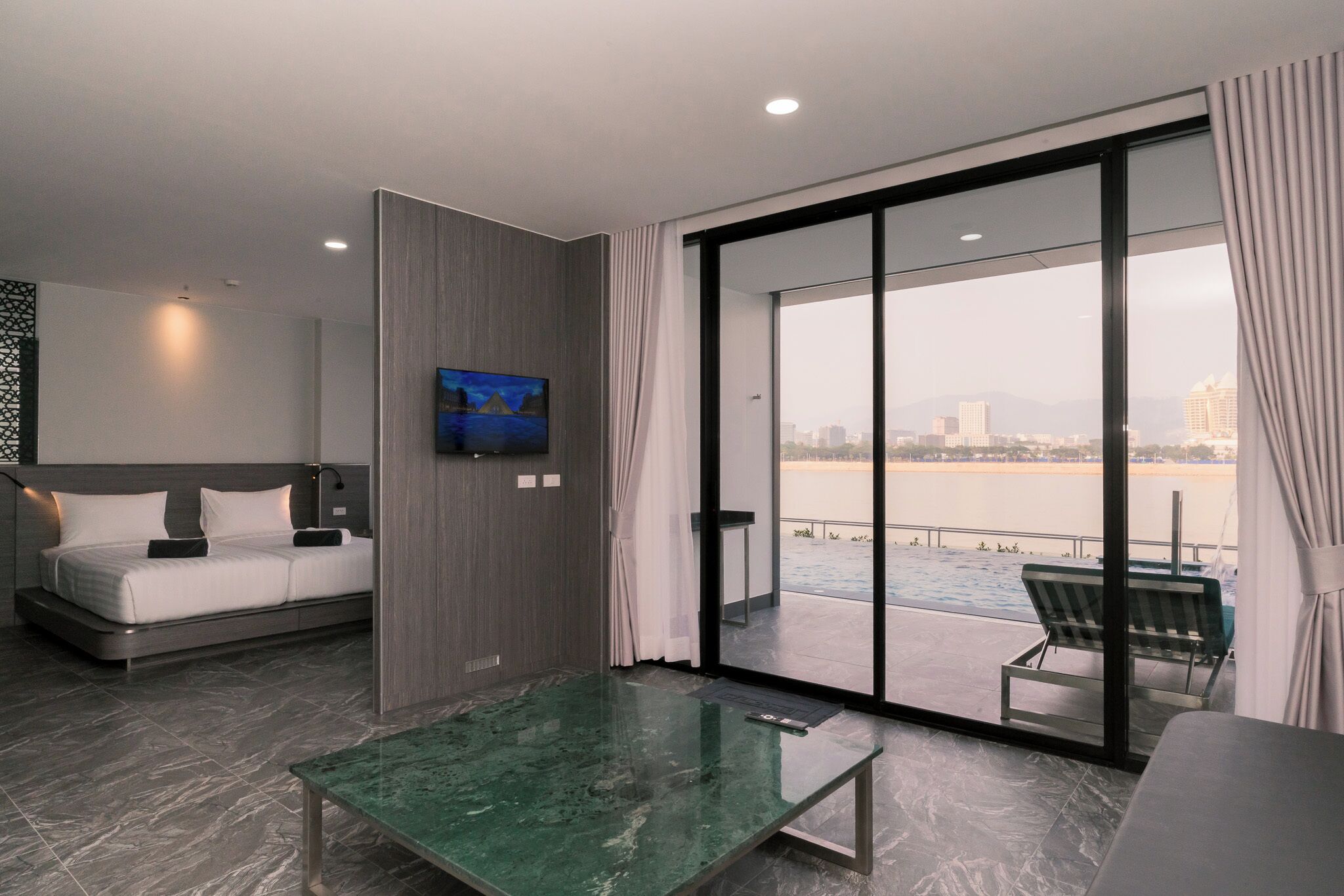 Habitación Deluxe con 2 camas individuales, vista a la alberca | Escritorio y wifi gratis 