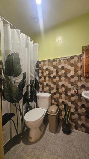 Tvåbäddsrum för familj - balkong | Badrum