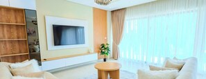 TV - Luxury 3BR • Lakeview Residence • Premium Stay (القاهرة)