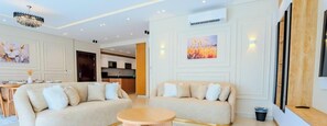 TV - Luxury 3BR • Lakeview Residence • Premium Stay (القاهرة)