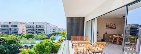 Outdoor dining - Luxury 3BR • Lakeview Residence • Premium Stay (القاهرة)
