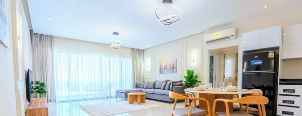 TV - Luxury 2BR • Lakeview Residence • Premium Stay (القاهرة)