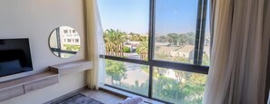 Iron/ironing board, WiFi, bed sheets - Luxury 2BR • Lakeview Residence • Premium Stay (القاهرة)