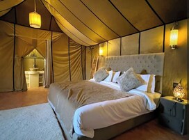 Quarto quádruplo luxo, sacada, vista para o deserto | Individualmente decorados, individualmente mobiliados, Wi-Fi de cortesia
