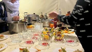 Frigorífico, cafetera o tetera, utensilios de cocina y mesa de comedor