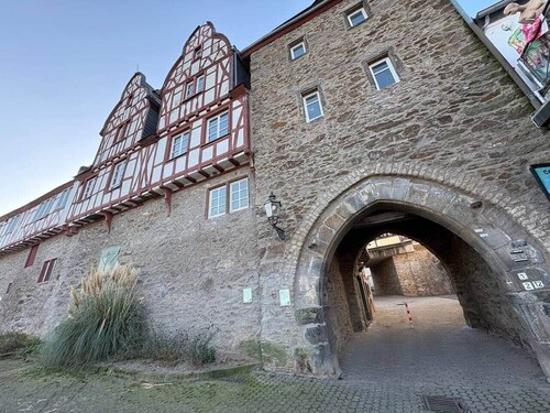 Renoviert bis Mai - Haustraum m. Garten u Billiard