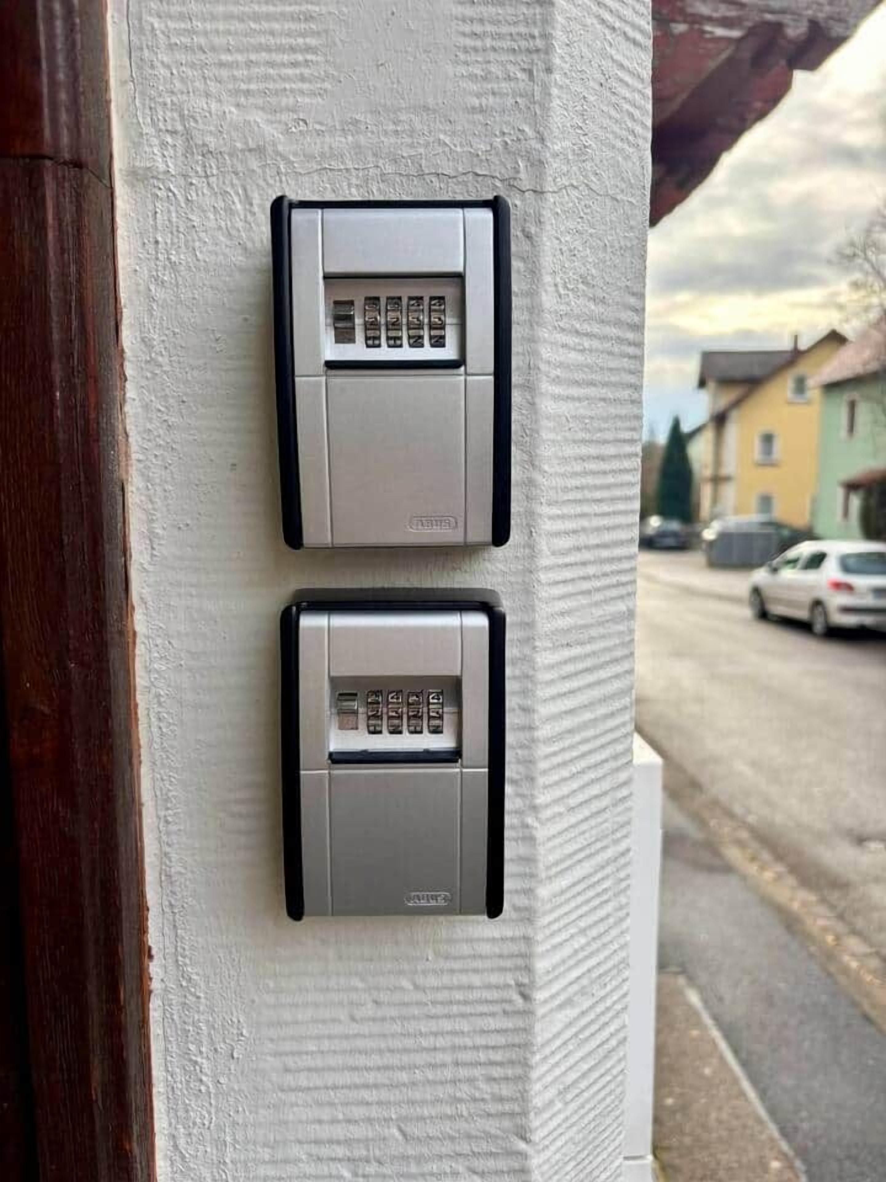 Un sistema de intercomunicación instalado en la pared, con teclado y timbre.