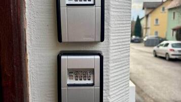 Un sistema de intercomunicación instalado en la pared, con teclado y timbre.