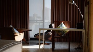 Dobbeltrom – deluxe, balkong, byutsikt | Oppholdsområde