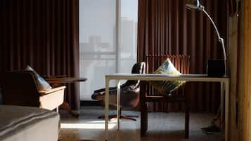 Deluxe-Doppelzimmer, Balkon, Stadtblick | Wohnbereich