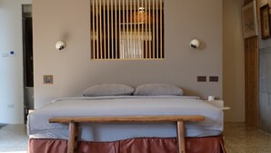 Dobbeltrom – deluxe, balkong, byutsikt | Safe på rommet, skrivebord og skrivebord for bærbar PC