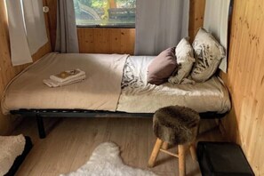 Tabla de planchar con plancha, wifi, ropa de cama