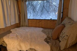 Tabla de planchar con plancha, wifi, ropa de cama