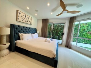 4 bedrooms, iron/ironing board, WiFi, bed sheets - Waterfront retreat with jetty, pool, waterslide and luxury comfort. (Mermaid Waters)