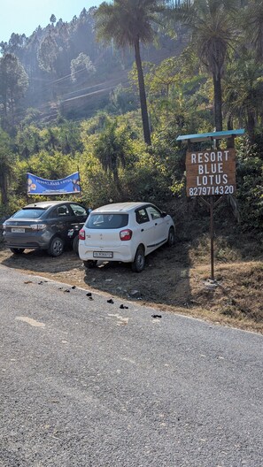 Free parking nearby - Resort Blue Lotus (Ranikhet)