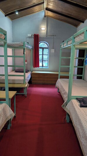 Exclusive Room | Peralatan tempat tidur premium, gebar bulu kapas, busa memori, meja 