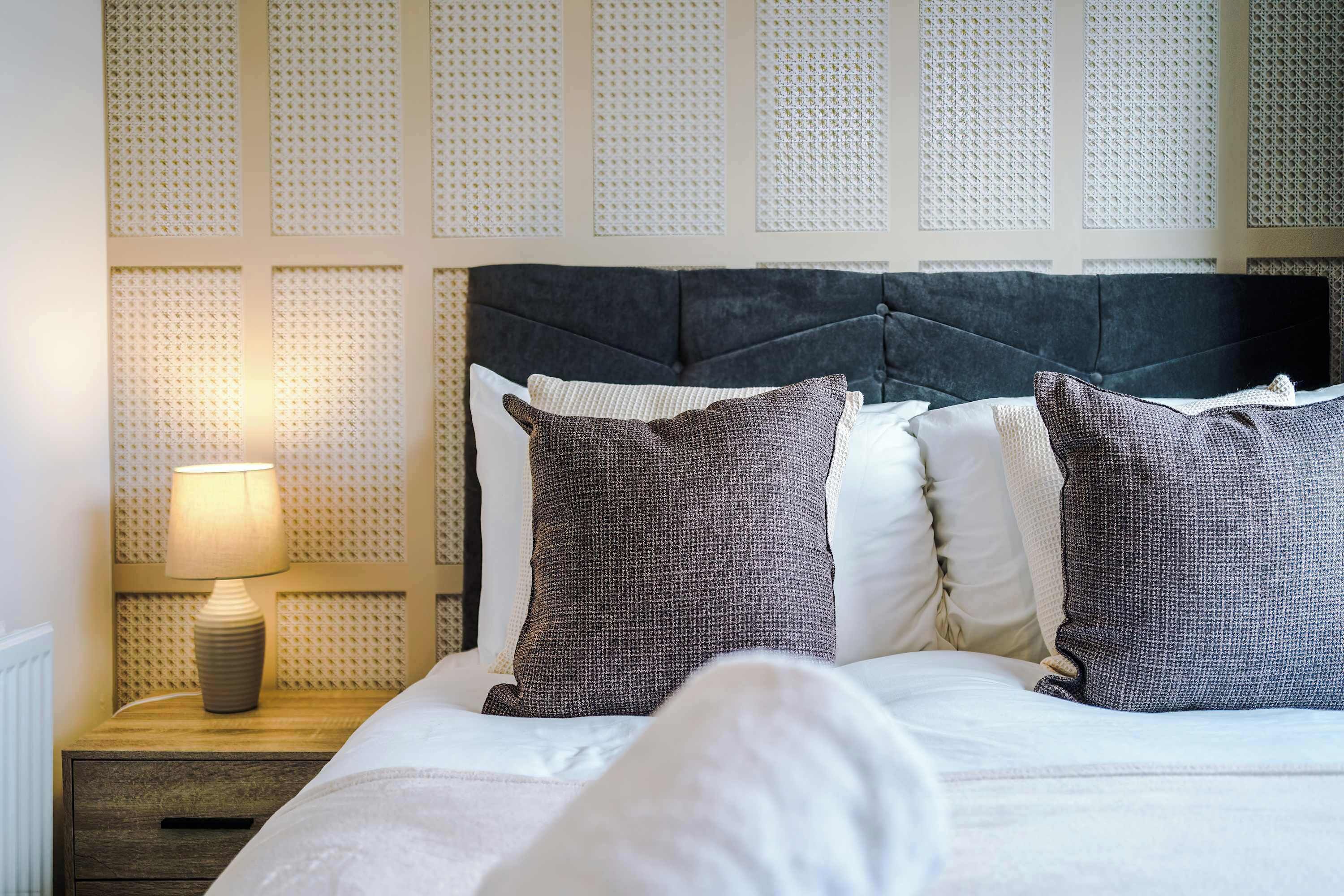 Tabla de planchar con plancha, cuna de viaje, wifi y ropa de cama 