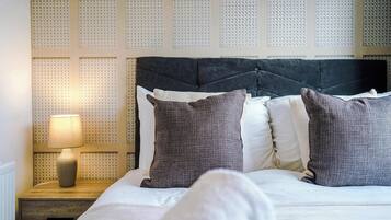 Tabla de planchar con plancha, cuna de viaje, wifi y ropa de cama