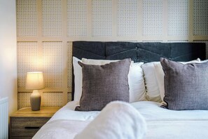 Tabla de planchar con plancha, cuna de viaje, wifi y ropa de cama 