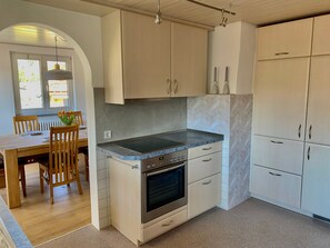 Frigorifero, forno, piano cottura, lavastoviglie