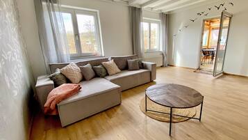 Een televisie en een stereo