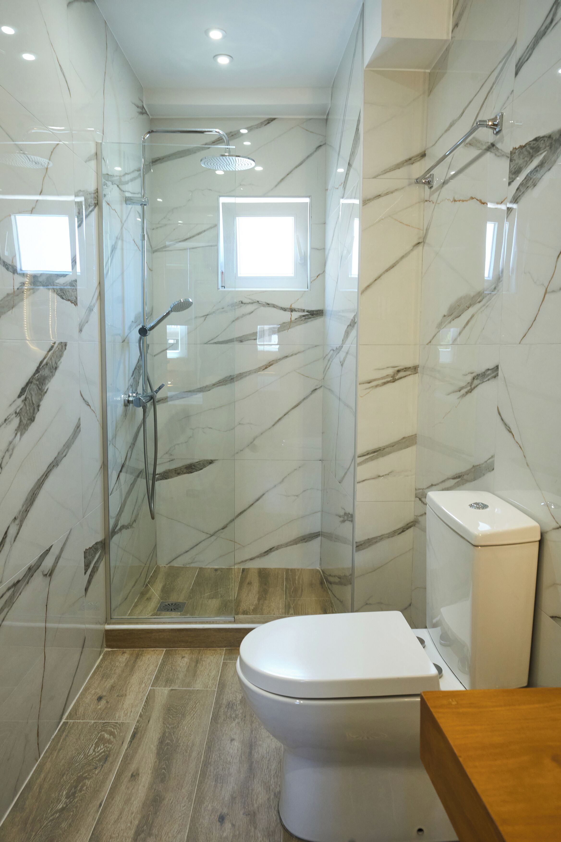 Family Suite | Bathroom | Shower, free toiletries, hair dryer, towels