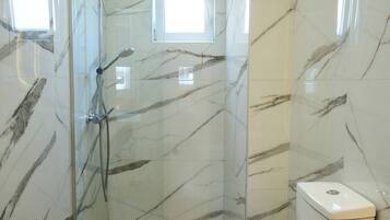 Family Suite | Bathroom | Shower, free toiletries, hair dryer, towels