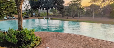 家庭别墅, 阳台, 高尔夫景观 | 泳池 | 2 室外游泳池