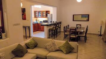 Villa Familiale, balcon, vue golf | Coin séjour