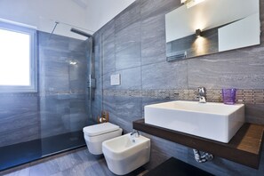 Dusche, Bidet, Handtücher