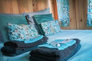 Tabla de planchar con plancha, wifi, ropa de cama