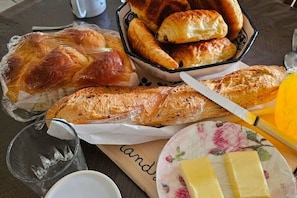Breakfast meal - The unusual "Chêne" cabin (Corcoué-sur-Logne)