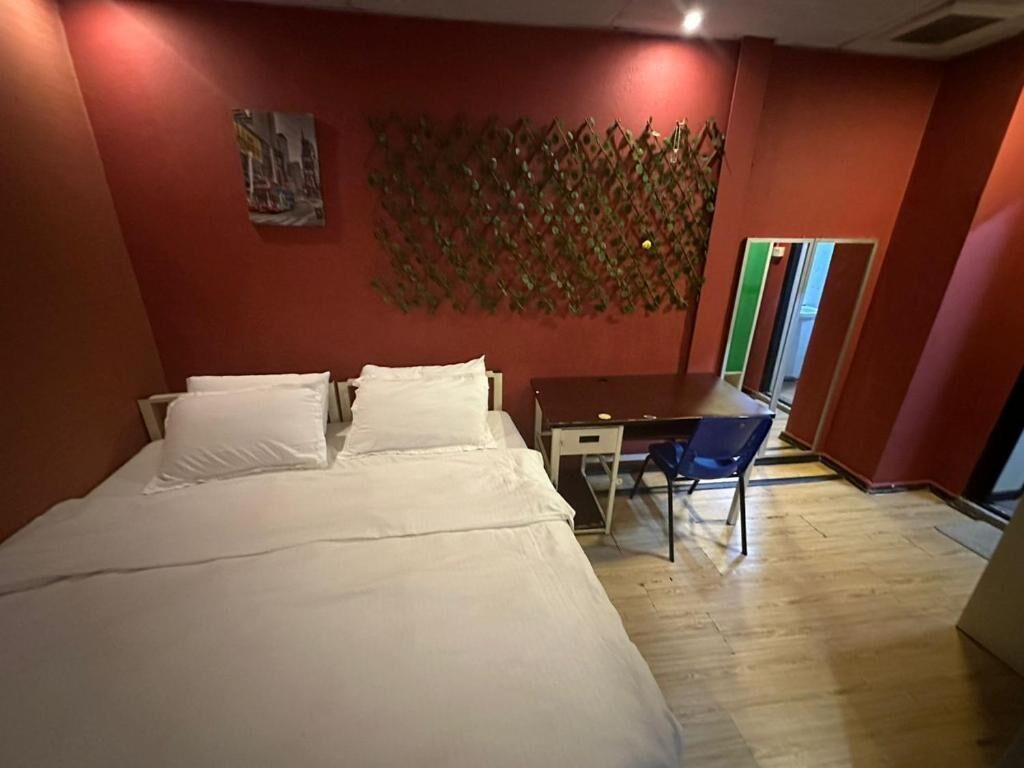 Peti besi dalam bilik, seterika/papan seterika, Wi-fi percuma 