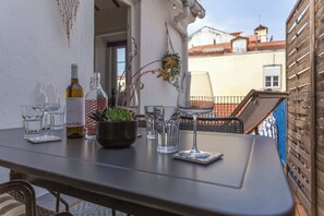 Outdoor dining - 2BR ❤️ Terrace, AC, EV, Tram 28, Historic Center (Lisboa)