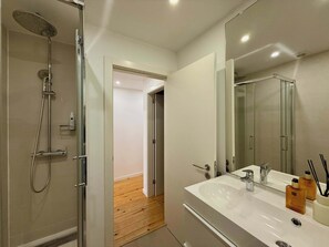 Shower, hair dryer, towels, shampoo - 2BR ❤️ Terrace, AC, EV, Tram 28, Historic Center (Lisboa)