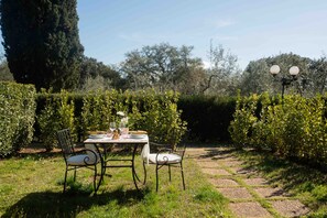 Outdoor dining - Holiday Home 'Il Cerreto – Casa Rosmarino' with Private Garden, Wi-Fi & Air Conditioning (Massa Marittima)