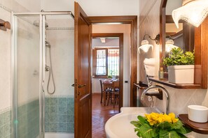 Shower, hair dryer, towels - Holiday Home 'Il Cerreto – Casa Rosmarino' with Private Garden, Wi-Fi & Air Conditioning (Massa Marittima)