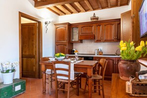 Fridge, oven, stovetop, coffee/tea maker - Holiday Home 'Il Cerreto – Casa Rosmarino' with Private Garden, Wi-Fi & Air Conditioning (Massa Marittima)