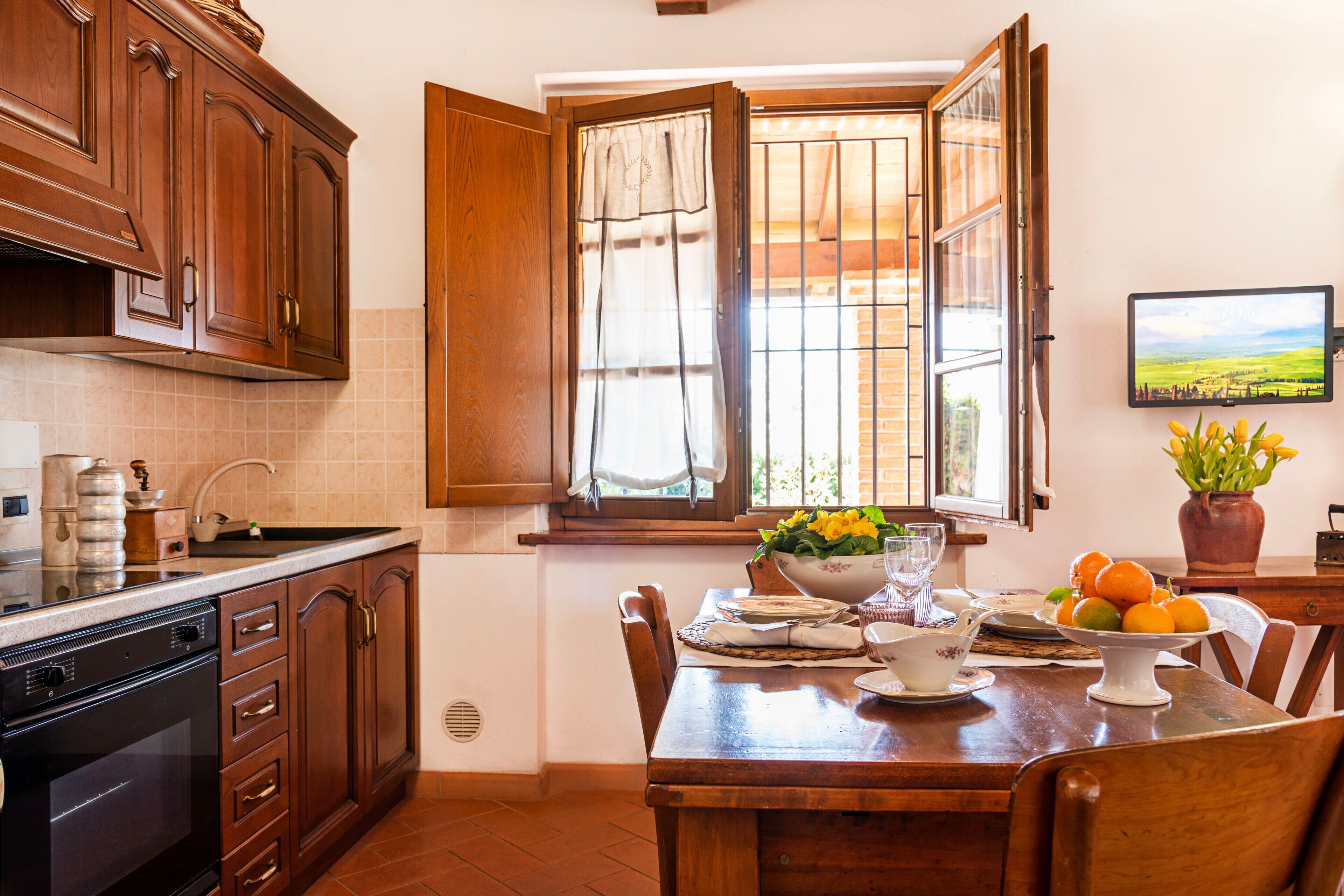 Fridge, oven, stovetop, coffee/tea maker