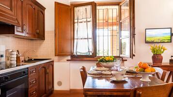Fridge, oven, stovetop, coffee/tea maker