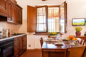 Frigorifero, forno, piano cottura, macchina per tè/caffè