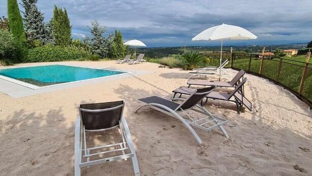 A poolside area with a swimming pool, lounge chairs, and umbrellas. - Corte Belvedere (Sommacampagna)