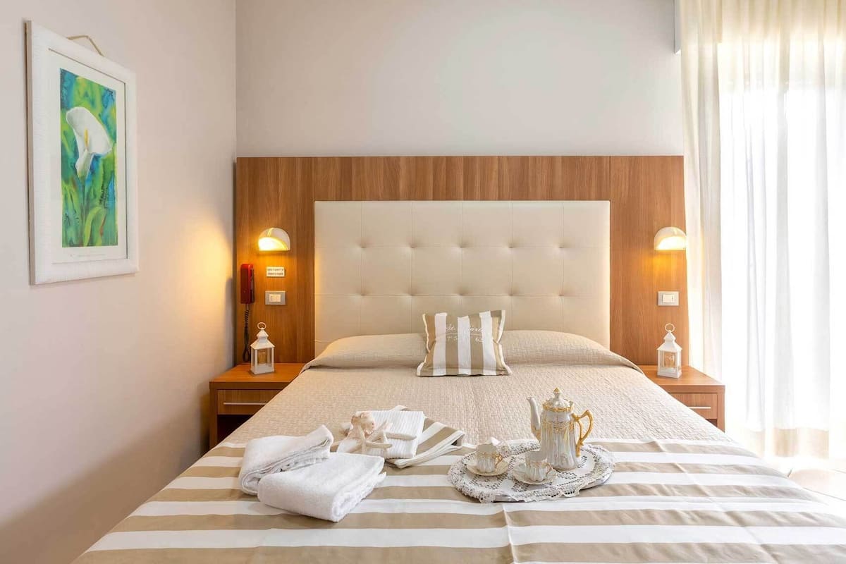 Basic-Doppelzimmer zur Einzelnutzung, Balkon | Zimmersafe, Schreibtisch, kostenloses WLAN