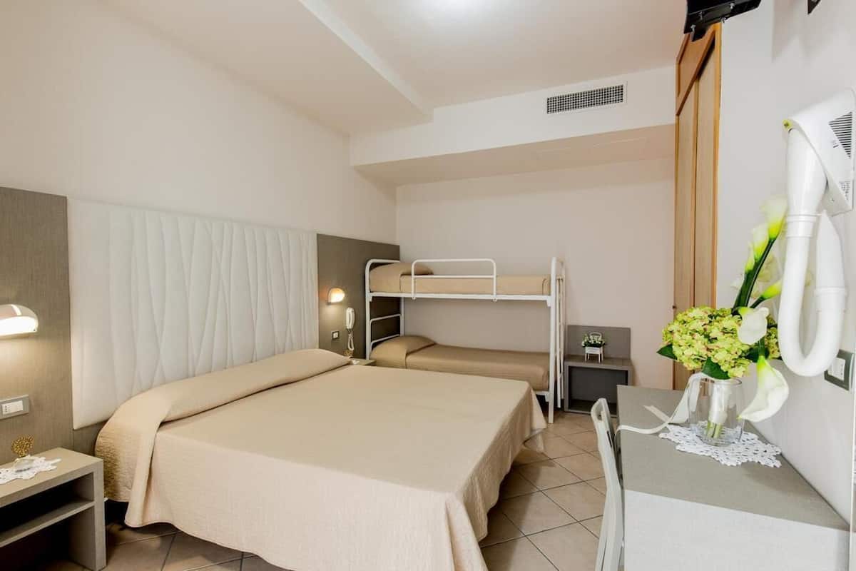 Basic-Vierbettzimmer, Balkon | Zimmersafe, Schreibtisch, kostenloses WLAN