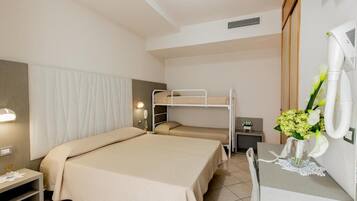 Quadrupla Basic, balcone | Una cassaforte in camera, una scrivania, Wi-Fi gratuito